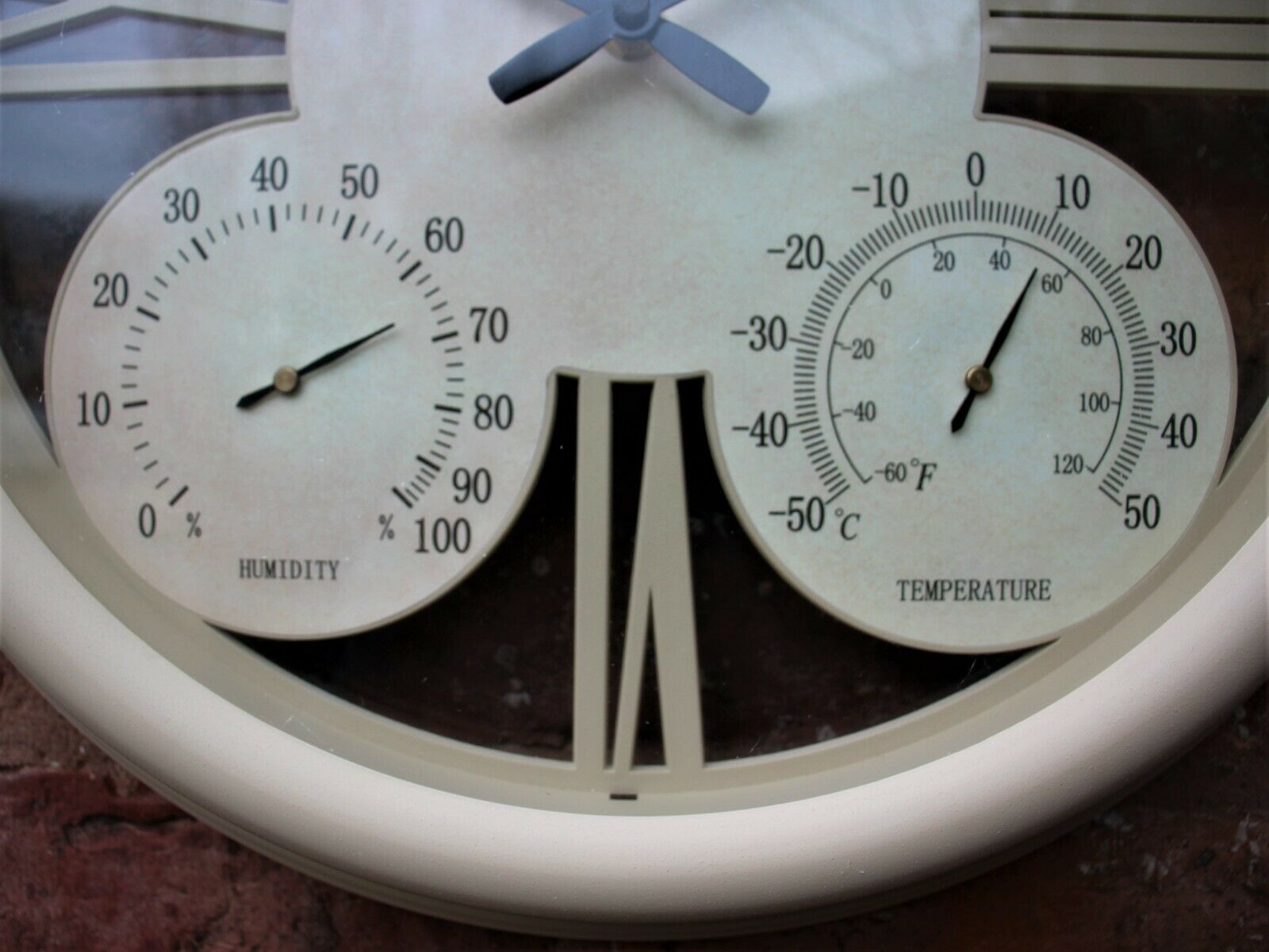 Vintage Styled Outdoor Garden Clock with Thermometer and Hygrometer - Image 3