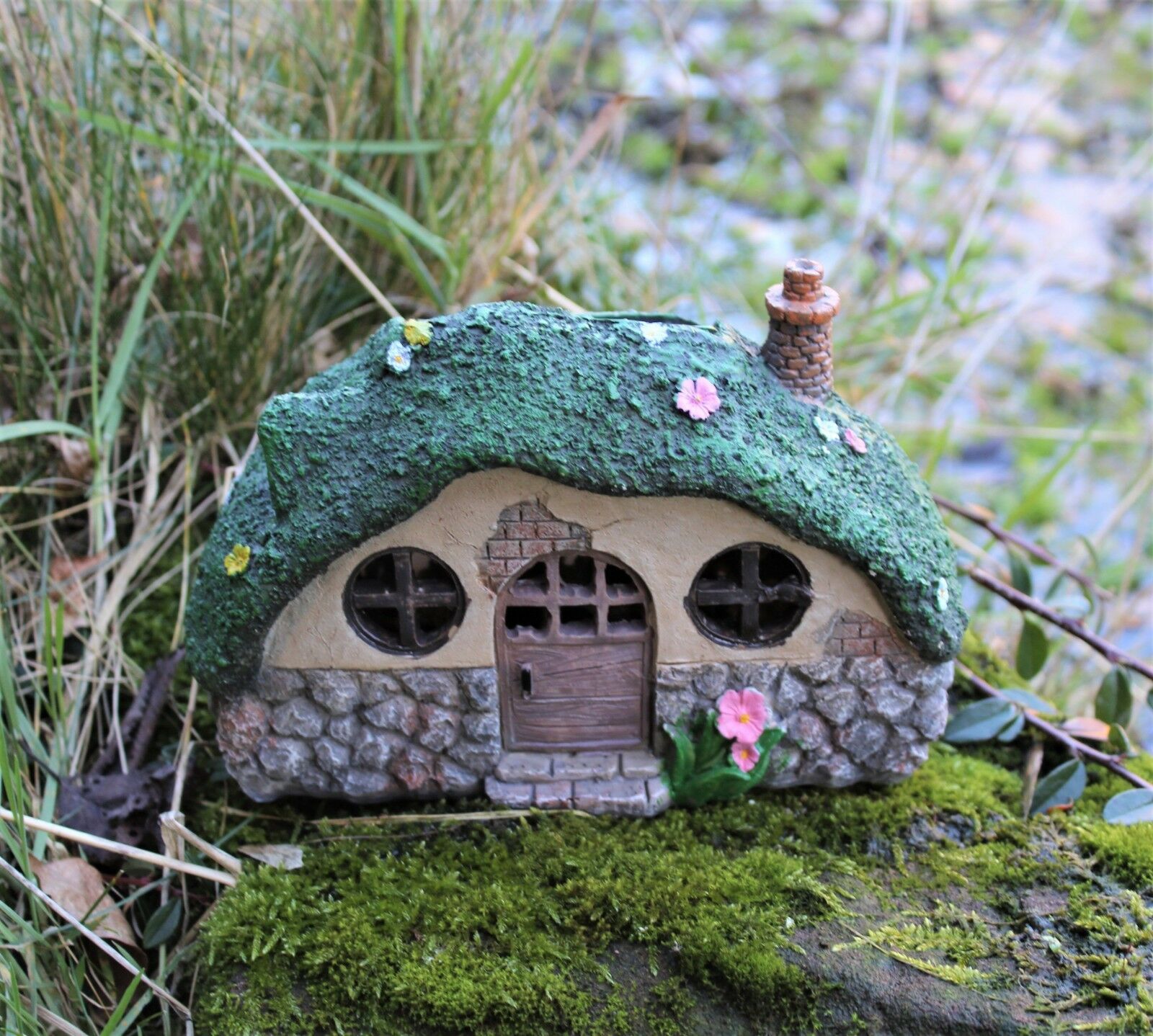Solar Powered Fairy House - Green Grass Roof - Image 4